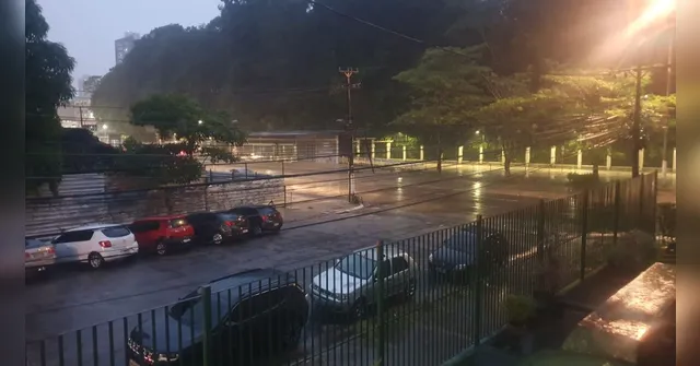 Imagem ilustrativa da notícia Chuva torrencial alaga ruas de Belém na noite de sexta (30)