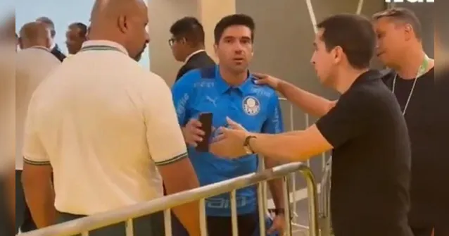 Imagem ilustrativa da notícia Vídeo: Abel Ferreira toma celular de produtor da Globo