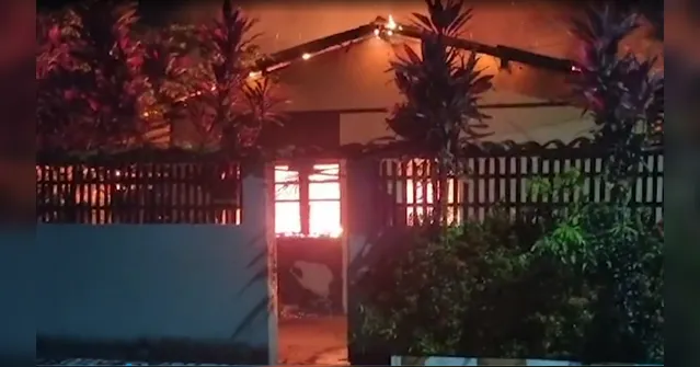Imagem ilustrativa da notícia Casal de idosos perde casa em incêndio no conjunto Maguari