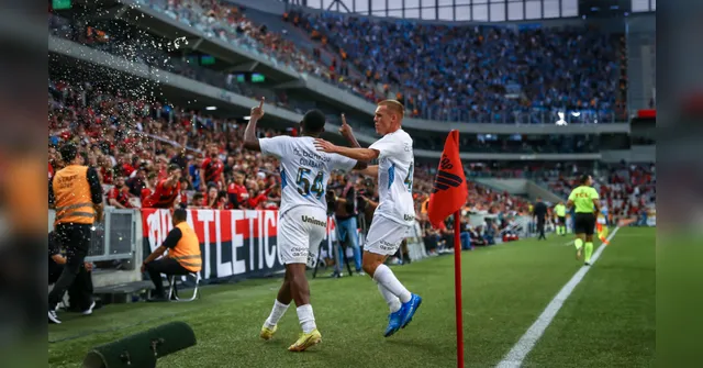 Imagem ilustrativa da notícia Grêmio derrota Athletico fora de casa e encosta na liderança