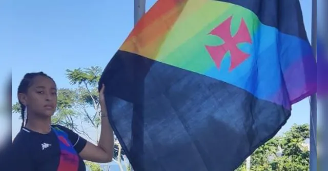Imagem ilustrativa da notícia Atleta do remo hasteia bandeira LGBTQIA+ na sede do Vasco