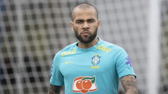 Imagem ilustrativa da notícia Daniel Alves deu 5 versões para explicar sêmen no banheiro