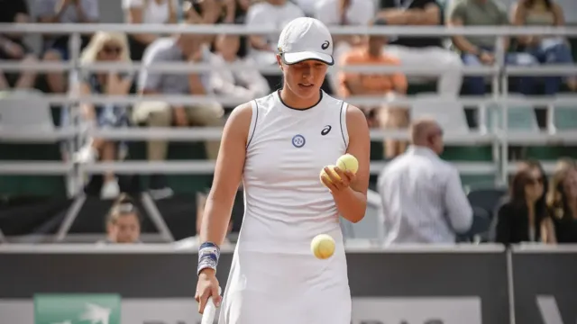 Imagem ilustrativa da notícia Tenista avança em Roland Garros com jogo de meia hora
