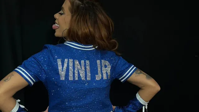 Imagem ilustrativa da notícia Anitta homenageia Vini Junior em show na Champions