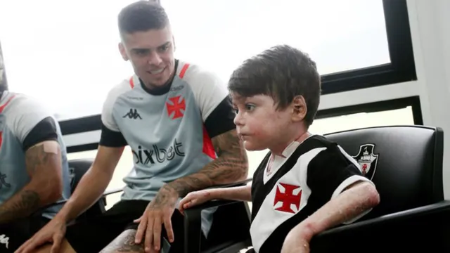 Imagem ilustrativa da notícia Criança que ficou em coma visita jogadores do Vasco