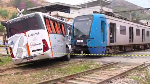 Imagem ilustrativa da notícia Ônibus bate em trem no RJ e duas pessoas ficam feridas