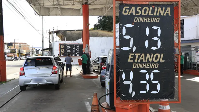 Imagem ilustrativa da notícia Preço da gasolina cai R$ 0,05 nos postos, diz ANP