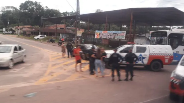Imagem ilustrativa da notícia Acidente entre ônibus e carro é registrado em Benfica