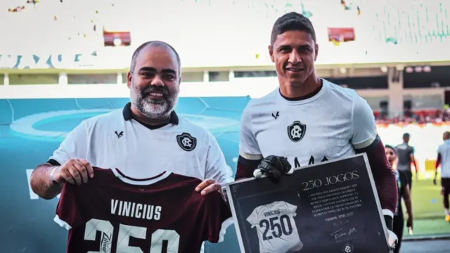 Imagem ilustrativa da notícia Vinícius recebe homenagem por 250 jogos no Clube do Remo