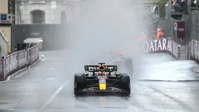 Imagem ilustrativa da notícia Com chuva, Verstappen vence GP de Mônaco de ponta a ponta