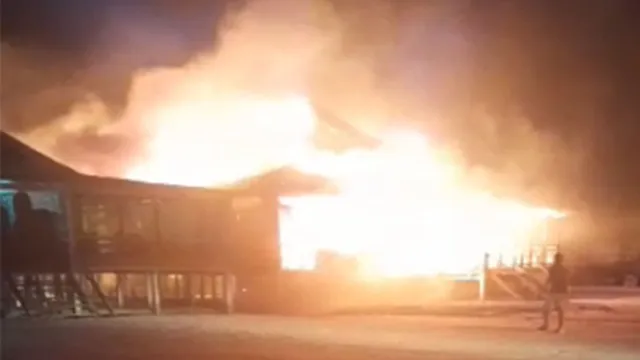 Imagem ilustrativa da notícia Vídeo: barraca pega fogo e causa grande incêndio em Salinas