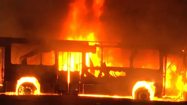 Imagem ilustrativa da notícia Bandidos incendeiam ônibus e impedem que passageiros de sair