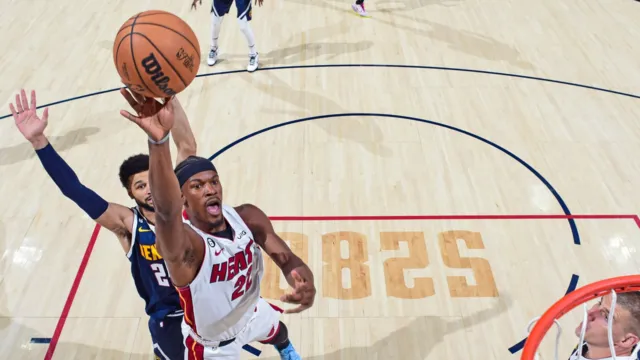 Imagem ilustrativa da notícia Miami Heat vence Nuggets em Denver e empata final da NBA
