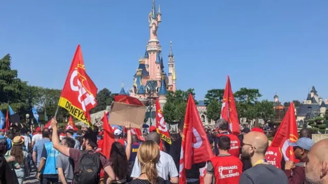 Imagem ilustrativa da notícia Funcionários da Disney tomam castelo em greve por reajuste