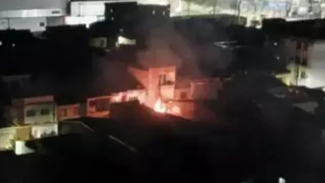 Imagem ilustrativa da notícia Poste de energia pega fogo e assusta moradores na Pedreira