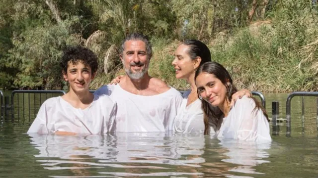 Imagem ilustrativa da notícia Fé: Marcos Mion e família são batizados no Rio Jordão