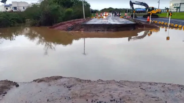 Imagem ilustrativa da notícia Passagem de ciclone causa estrago em estradas do RS