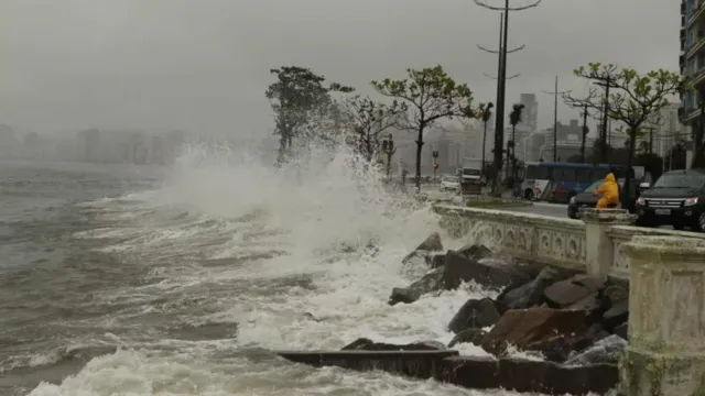 Imagem ilustrativa da notícia SP: vento forte traz alerta para pessoas se afastem do mar