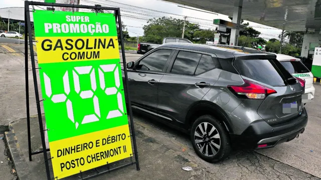 Imagem ilustrativa da notícia Gasolina: preço cai mais R$ 0,20 por litro na bomba