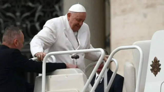 Imagem ilustrativa da notícia Papa Francisco é internado de novo e passa por cirurgia 