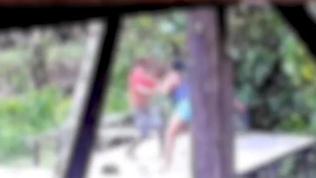 Imagem ilustrativa da notícia Vídeo: Mãe luta com ladrão para recuperar bicicleta da filha