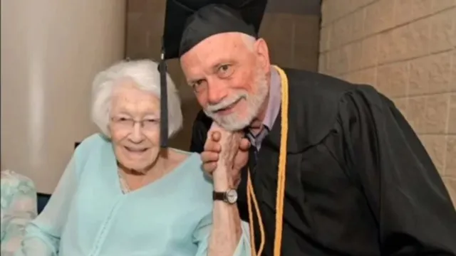 Imagem ilustrativa da notícia Idoso de 72 anos se forma e mãe, de 98, vai à formatura