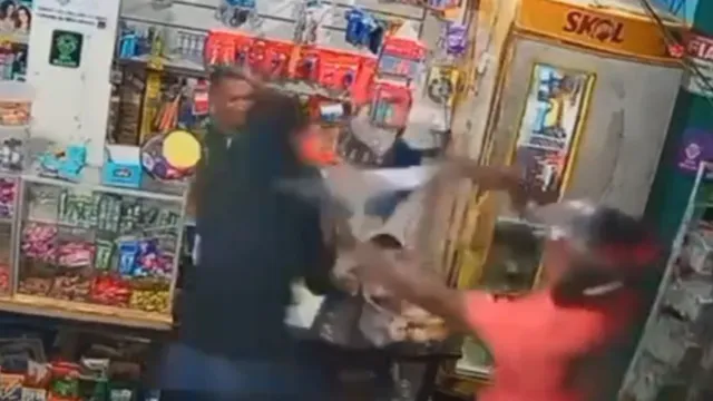 Imagem ilustrativa da notícia Vídeo: "ninja louco" decepa orelha e mão de homem em mercado