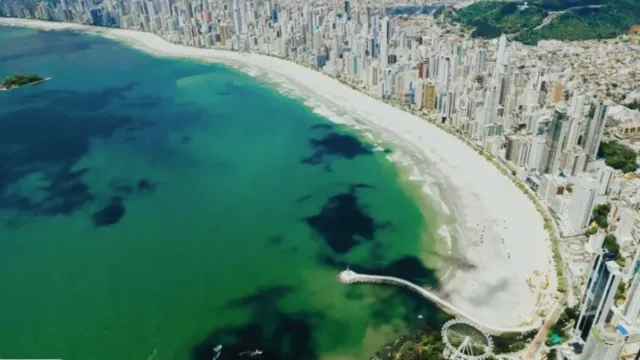 Imagem ilustrativa da notícia Trecho de praia em Balneário Camboriú 'encolhe' 70 metros