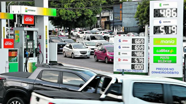 Imagem ilustrativa da notícia Postos têm dia de surpresa e fila com reajuste da gasolina