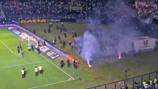 Imagem ilustrativa da notícia Goiás vence o Vasco e jogo termina com rojões e bombas