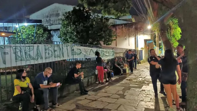 Imagem ilustrativa da notícia Torcedores protestam em frente à sede social do Remo