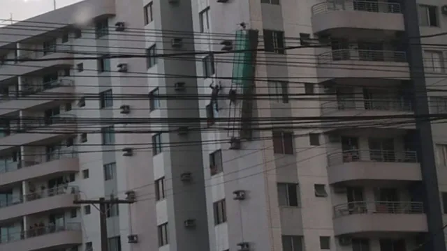 Imagem ilustrativa da notícia Vídeo: andaime cai e trabalhadores ficam pendurados