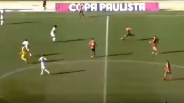 Imagem ilustrativa da notícia Vídeo: jogador da Portuguesa faz golaço do meio de campo