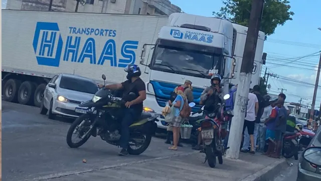 Imagem ilustrativa da notícia Caminhão e motocicleta: acidente é registrado na Mário Covas