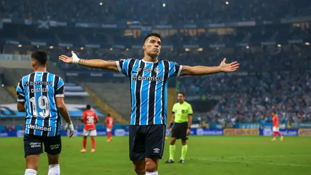 Imagem ilustrativa da notícia Grêmio vence GreNal com show de Suárez e afunda o Inter
