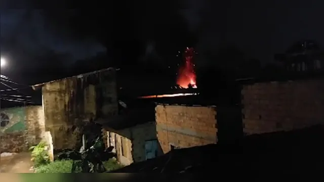 Imagem ilustrativa da notícia Vídeo: Galpão de transportadora pega fogo em Belém