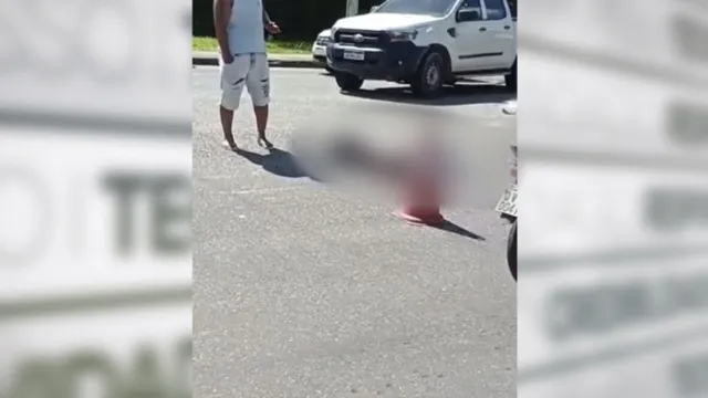Imagem ilustrativa da notícia Vídeo: Motociclista morre após ser atingido por dois carros