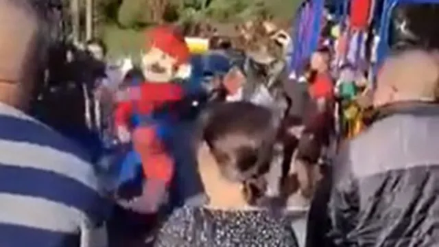 Imagem ilustrativa da notícia Vídeo: Homem-Aranha e Super Mário brigam entre turistas