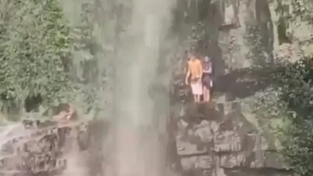 Imagem ilustrativa da notícia  Vídeo: Jovem morre após bater a cabeça ao pular em cachoeira 