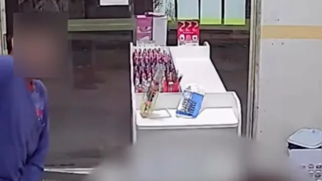 Imagem ilustrativa da notícia Vídeo: homem entra em farmácia, ameaça e rouba atendente