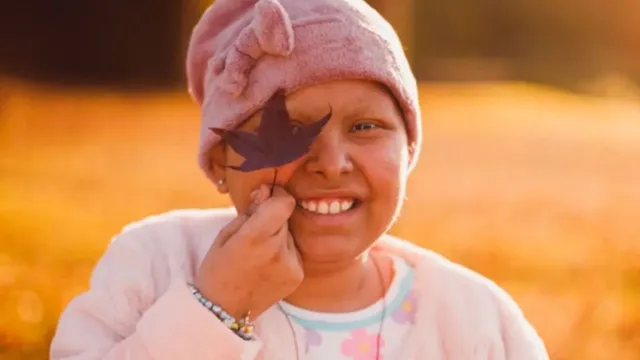 Imagem ilustrativa da notícia Mãe pede ajuda para tratar câncer raro da filha de 8 anos