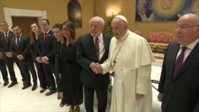 Imagem ilustrativa da notícia Vídeo: Papa recebe de Lula imagem de Nossa Senhora de Nazaré