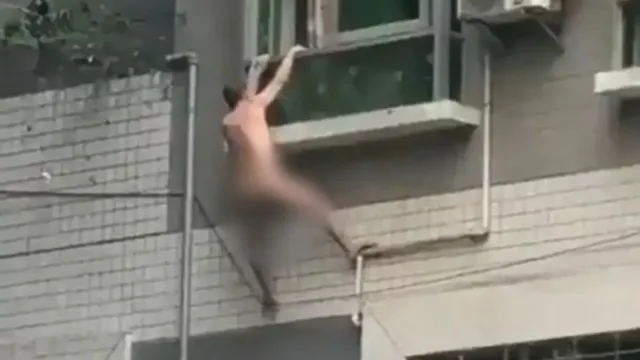 Imagem ilustrativa da notícia Vídeo: homem tenta fugir pelado de prédio e cai do 4º andar
