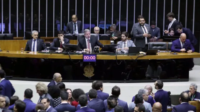 Imagem ilustrativa da notícia Câmara aprova MP que reorganiza ministérios de Lula
