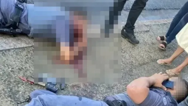 Imagem ilustrativa da notícia Vídeo com cenas fortes: homem desarma e atira em PMs