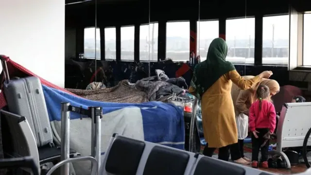 Imagem ilustrativa da notícia Surto de sarna atinge refugiados afegãos no aeroporto de SP