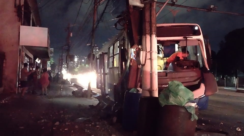 Imagem ilustrativa da notícia Vídeo: Ônibus atinge poste na Almirante e deixa 2 feridos