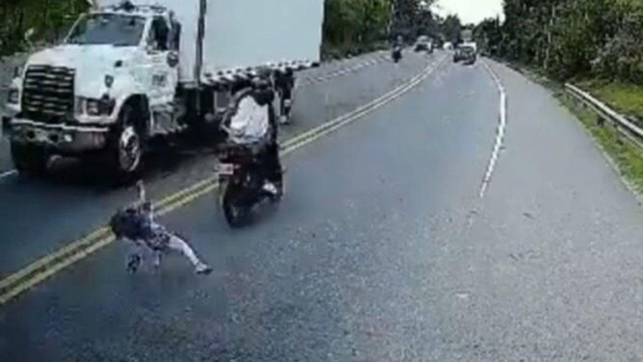 Imagem ilustrativa da notícia Vídeo chocante: criança é atropelada por 2 motos e sobrevive