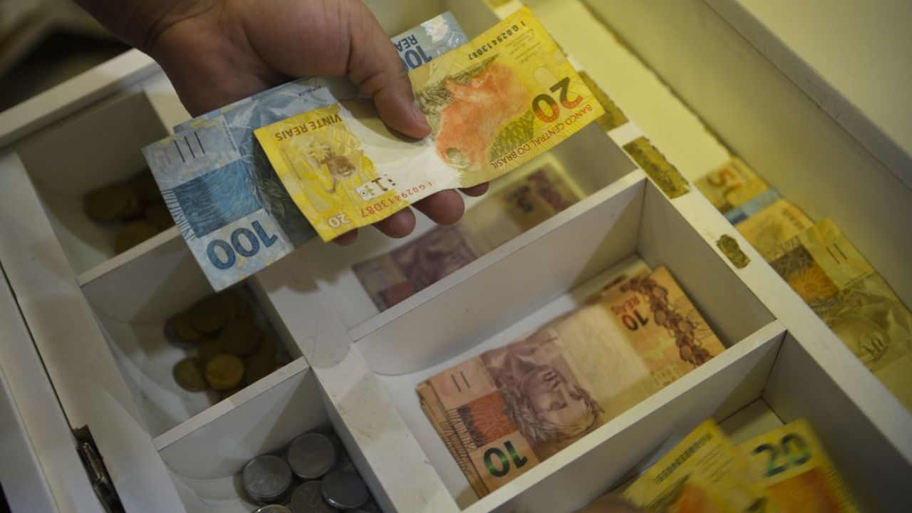 Imagem ilustrativa da notícia Prejuízo: juros altos no Brasil podem custar até R$ 182 bi