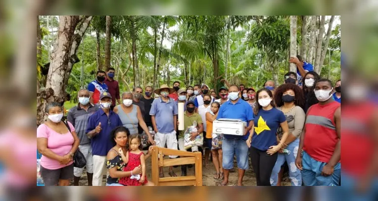 Entrega de briquetadeira na comunidade pelo Projeto Gira Sol.